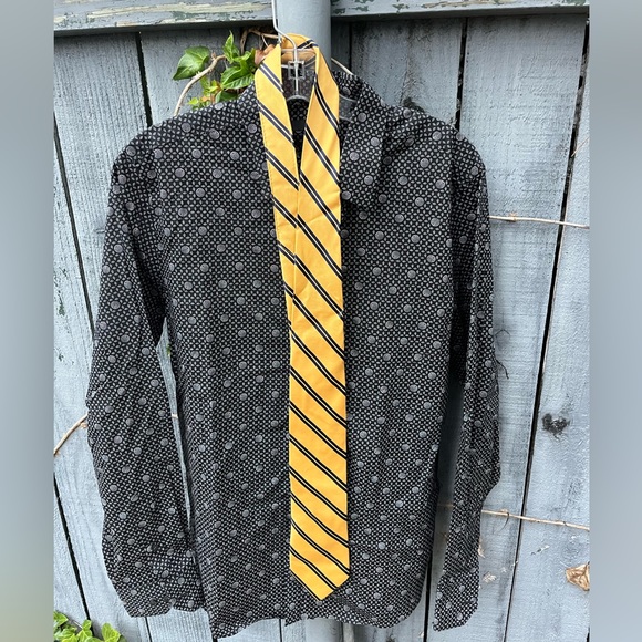 Roundtree & Yorke Stiped Silk Tie - Picture 2 of 3